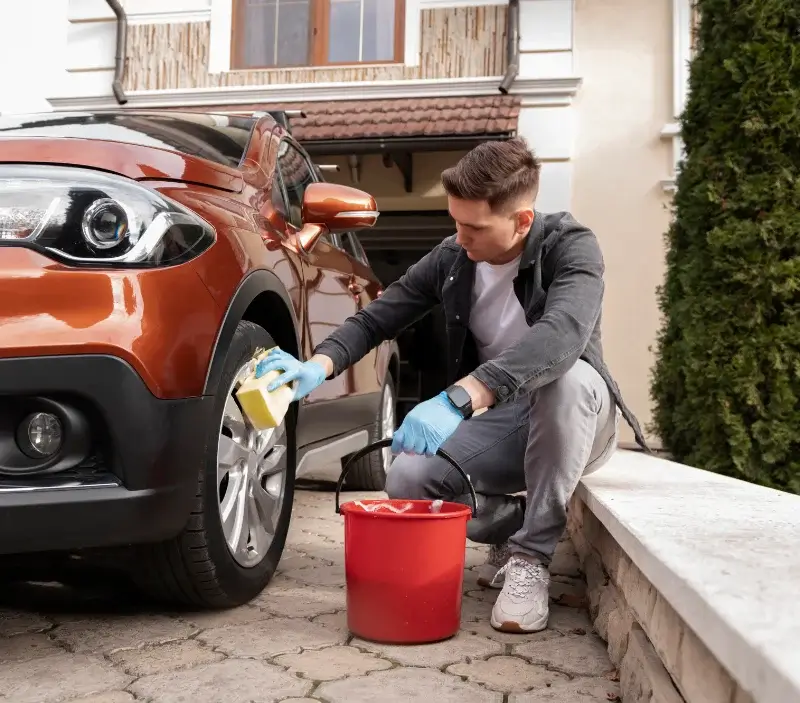 Lavage auto à domicile Brech : professionnel intervenant sur un véhicule